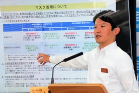 兵庫県の新型コロナウイルス対策に関する会議後の会見で、マスク着用の基準を説明する斎藤元彦知事＝３０日午後、兵庫県庁