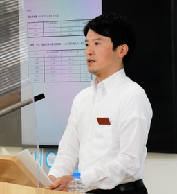兵庫県の新型コロナウイルス対策に関する会議後の会見で、飲食店での人数・時間の制限解除を発表する斎藤元彦知事＝３０日午後、兵庫県庁