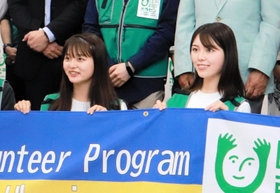 出発式に臨んだ上田琳さん（左）と内田薫さん＝東京都港区赤坂１、日本財団ビル