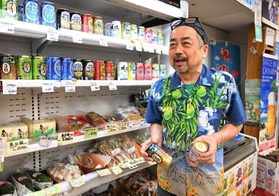 オリオンビールの復帰５０年記念商品などを前に、ドラマ効果を語る「わした神戸三宮店」の谷田和彦さん＝神戸市中央区（撮影・坂井萌香）