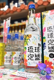 ドラマと連携した泡盛の限定酒＝神戸市中央区（撮影・坂井萌香）