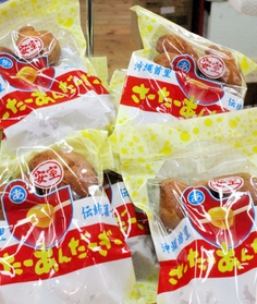 沖縄の代表的スイーツ「さーたーあんだーぎー」＝神戸市中央区（撮影・坂井萌香）
