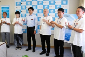 兵庫県産の牛乳をＰＲする県内の酪農家らと斎藤元彦知事（左から３番目）＝県庁