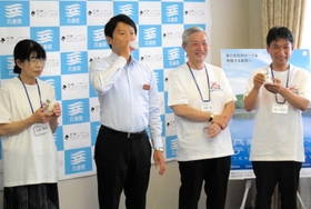 兵庫県産牛乳のＰＲに、牛乳を試飲する斎藤元彦知事（中央）＝県庁