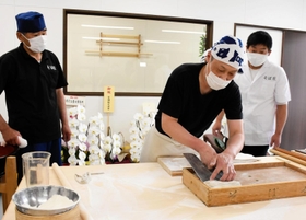 ベテランの職人がそば打ちを指導する＝豊岡市出石町