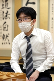 将棋のお～いお茶杯第６３期王位戦の挑戦者決定戦で池永天志五段に勝ち、感想戦で対局を振り返る豊島将之九段＝大阪市福島区、関西将棋会館