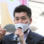 夏の参院選を控え、通行人らに政策を訴える立憲民主党の泉健太代表＝神戸市中央区元町通１
