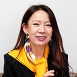 「舞台上でオーケストラの音に包まれるのは最高。壮大な作品の世界を楽しんでほしい」と話す八神純子さん＝神戸新聞社