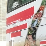 「洲本市」「ふるさと納税」などの文字を隠して走る路線バス＝神戸市須磨区車