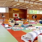 熊本地震の避難所でも歌声を響かせた＝２０１６年、熊本県西原村（提供）