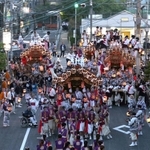 ９台が次々に登場した御影だんじりパレード＝３日夜、阪神御影駅前（撮影・長嶺麻子）