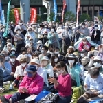 憲法記念日に合わせ、改憲反対を訴えた集会＝３日午後、神戸市中央区小野浜町、みなとのもり公園