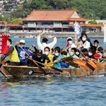 ペーロン伝来１００年の節目に新調され、こぎ手の力で進む新艇の「海龍」＝５日午前、相生湾（撮影・大山伸一郎）