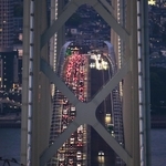 神戸や大阪方面に向かう車列が上り車線を埋めた明石海峡大橋＝５日午後７時１分、淡路市岩屋から（撮影・中西幸大）