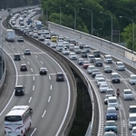 大阪方面に向かう車で混み合う中国自動車道＝５日午後４時３８分、西宮市内（撮影・秋山亮太）