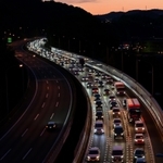 大阪方面に向かう車で混み合う中国自動車道＝５日午後７時８分、西宮市内（撮影・秋山亮太）