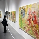 ２０２１年に描かれた「二刀流再び」（右）などの展示風景＝横尾忠則現代美術館（撮影・坂井萌香）