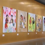 コロナ禍に入ってから、寒山拾得を描いたシリーズが並ぶ。横尾さんが提案した金色の壁紙に映える＝横尾忠則現代美術館（撮影・坂井萌香）