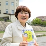新刊「生きベタさん」について語る細川貂々さん＝宝塚市内