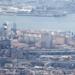 神戸製鋼所の神戸発電所（中央）＝２月１日、神戸市灘区の摩耶山掬星台から