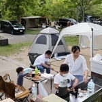 夕食づくりを楽しむ家族。大型連休中、キャンプ場には多くの利用者が訪れた＝７日午後、神戸市北区のしあわせの村オートキャンプ場（撮影・長嶺麻子）