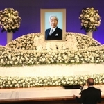 約２５０人が集まった新野幸次郎元神戸大学長をしのぶ会＝７日午後、神戸市灘区六甲台町の神戸大