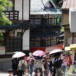 大型連休の最終盤を迎えて観光客でにぎわう有馬温泉街＝７日午後、神戸市北区有馬町（撮影・小林良多）