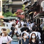 大型連休の最終盤を迎えて観光客でにぎわう有馬温泉街＝７日午後、神戸市北区有馬町（撮影・小林良多）