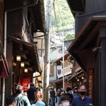 大型連休の最終盤を迎えて観光客でにぎわう有馬温泉街＝７日午後、神戸市北区有馬町（撮影・小林良多）