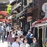 大型連休の最終盤を迎えて観光客でにぎわう有馬温泉街＝７日午後、神戸市北区有馬町（撮影・小林良多）