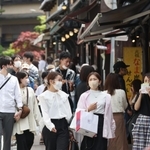 大型連休の最終盤を迎えて観光客でにぎわう有馬温泉街＝７日午後、神戸市北区有馬町（撮影・小林良多）