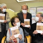 ４７人の戦争体験を写真入りでまとめた「いのちの足音」。編集メンバーが歴史的な検証も加えた＝神戸市中央区雲井通４