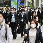 大型連休が明け、勤め先などに向かう人たち＝９日午前、神戸市中央区