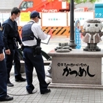 壊された「かっつん」のモニュメントを調べる加古川署員ら＝９日、加古川市加古川町寺家町、ベルデモール商店街