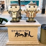 壊される前のかっつん（左）とデミーちゃんのモニュメント＝加古川市加古川町寺家町、ベルデモール商店街（加古川観光協会提供）