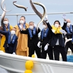 今シーズンの豊漁と繁盛を願い、ハモを海に放つ参列者＝９日午前、南あわじ市沼島