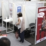 ノエビアスタジアム神戸にずらりと設けられたブースでワクチン接種を受ける高齢者ら＝２０２１年５月、神戸市兵庫区御崎町１