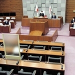 泉房穂市長による課税データ投稿を巡って開かれた百条委員会＝明石市中崎１、同市議会本会議場