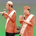 「第５回ＫＯＢＥ豚饅（ぶたまん）サミット」の前夜祭に登場し、オリジナル豚まんを試食するダチョウ倶楽部の上島竜兵さん（右）と肥後克広さん＝２０１５年１１月、神戸市中央区浪花町、神戸朝日ホール