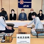 女流王位戦第２局で初手を指す里見香奈女流王位（右）。左は西山朋佳女流二冠＝１１日午前、札幌市中央区、京王プラザホテル札幌