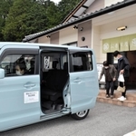 食事を終えた後に送迎車に相乗りする利用者＝豊岡市内
