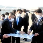 石井登志郎西宮市長（中央）らと市沿岸部を視察する斎藤元彦知事（右から２人目）＝西宮市甲子園浜