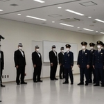 出発式で桐原弘毅本部長（左）の訓示を受けるＡＴＭ警戒員＝１３日午後、神戸市中央区