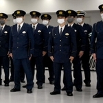 詐欺被害防止へＡＴＭの警戒に出発する警察官＝１３日午後、神戸市中央区