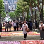 チューリップの花びらで描いた絵を並べたイベント「インフィオラータこうべ」が３年ぶりに開かれ、大勢の観光客らでにぎわった＝４月３０日、神戸市中央区
