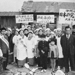 沖縄返還を求め、行進に臨む武庫川支部の会員たち。「沖縄を取り返そう」の文字が見える＝１９５９年ごろ（「沖縄県人会兵庫県本部３５年史」より）