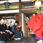 秋祭りの神事でおはらいをする宮司＝豊岡市山王町、日吉神社（同市提供）