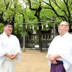 豊岡市の秋祭りに派遣された湊川神社の矢部通隆禰宜（左）と岡村光浩権禰宜＝神戸市中央区多聞通３