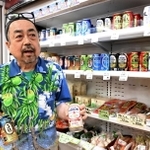 沖縄本土復帰５０年の限定商品をアピールする沖縄物産店「わした神戸三宮店」を営む谷田和彦さん＝神戸市中央区（撮影・坂井萌香）
