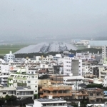 市街地の中心部にある米軍普天間飛行場。本土復帰５０年を経ても返還のめどはたっていない＝宜野湾市嘉数１、嘉数高台公園
